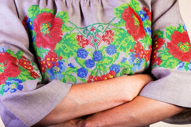 Ręcznie haftowany wzór na tkaninie